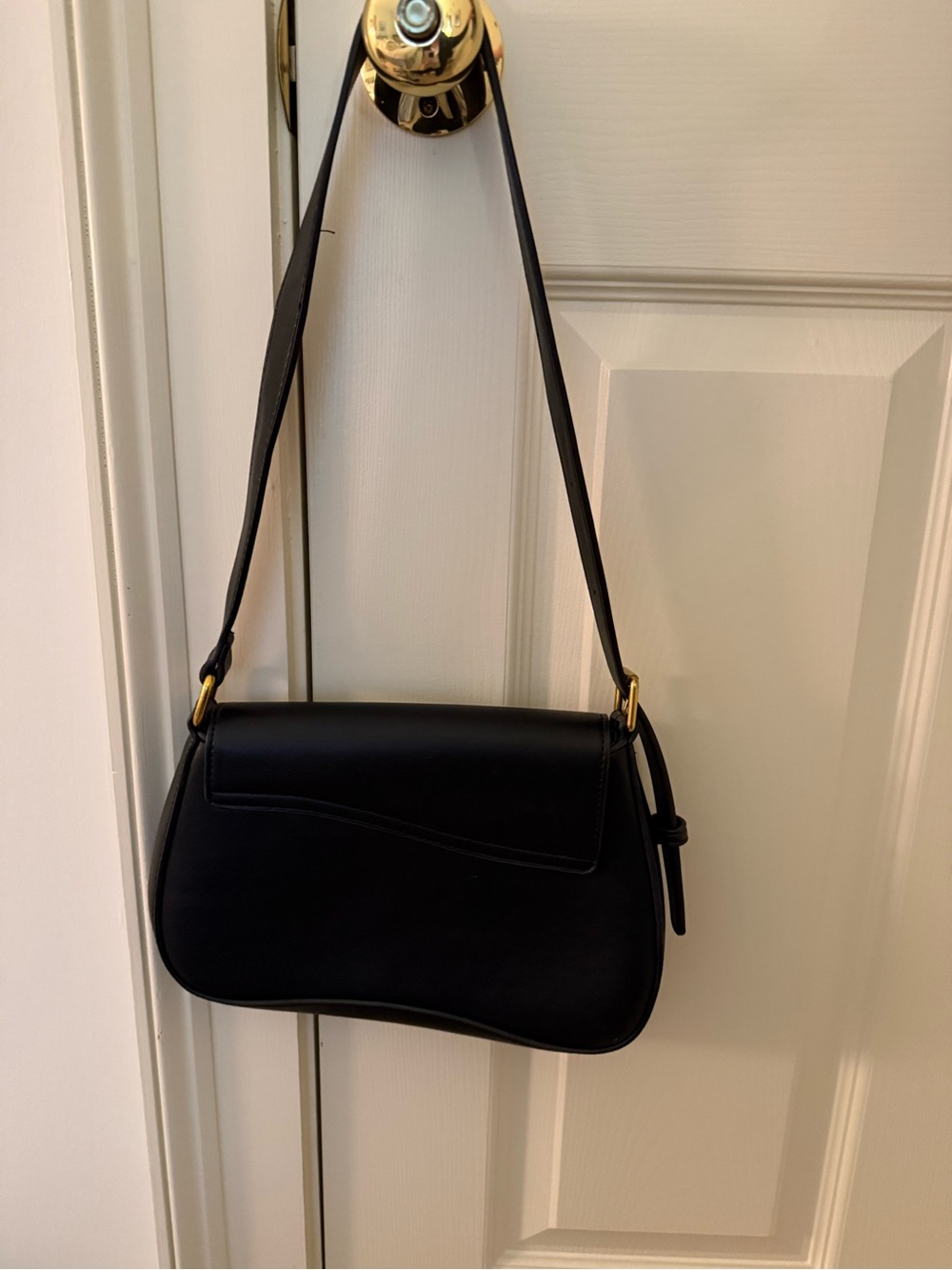 Classic Black Leather Shoulder Bag - Timeless Women's Crossbody - Picture 2 of 4